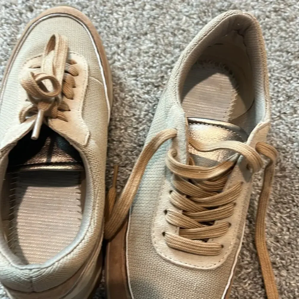 New Naturalizer Sarina beige tennis shoes sneakers Size 5‎ Gold -insole missing.
